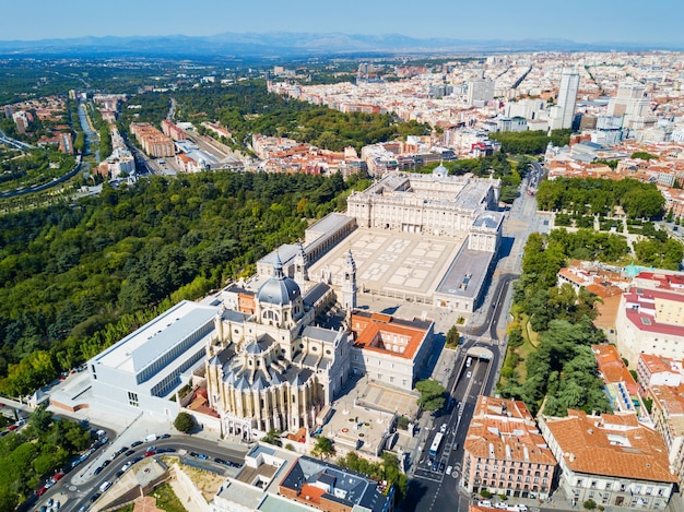 Foto la catedral de la almudena y el palacio real de madrid vista panorámica aérea en madrid, españa