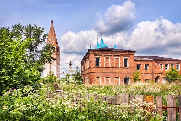 Catedral de la Anunciación con un campanario y un edificio en ruinas Gorokhovets