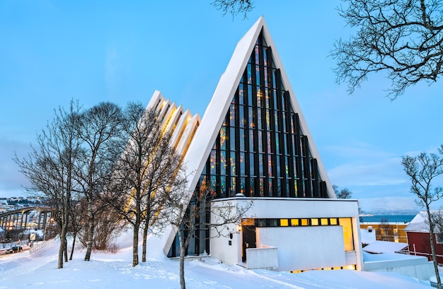 Catedral ártica en tromso polar noruega en una noche de invierno