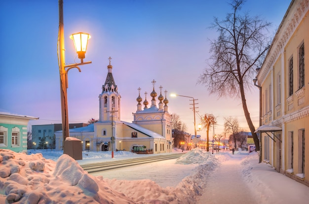 Catedral de la ascensión en la calle Moskovskaya en Murom en un invierno nevado rosa mañana soleada
