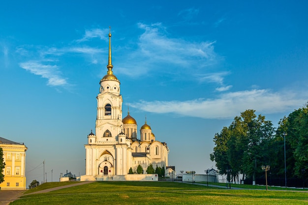 Catedral de la Asunción en el centro de la ciudad de Vladimir. Día soleado de verano