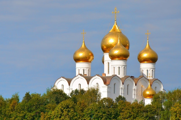 Catedral de la Asunción con cúpulas doradas Yaroslavl Rusia