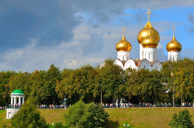 Catedral de la Asunción con cúpulas doradas Yaroslavl Rusia