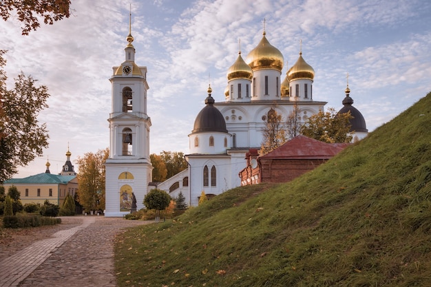 Catedral de la Asunción en Dmitrov Kremlin. Uno de los principales atractivos arquitectónicos de Dmitrov construido a principios del siglo XVI. Dmitrov, Rusia