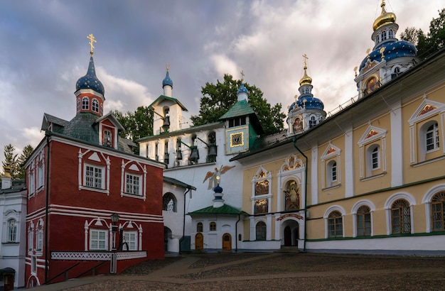 Catedral de la Asunción el Gran Campanario y la sacristía en el Monasterio Pechory Pskov región Rusia