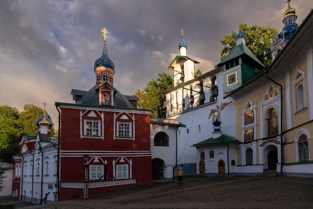 Catedral de la Asunción el Gran Campanario y la sacristía Pechory Pskov región Rusia