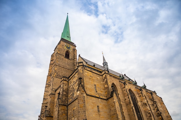 Catedral de Bartolomé en la plaza principal de plzen república checa