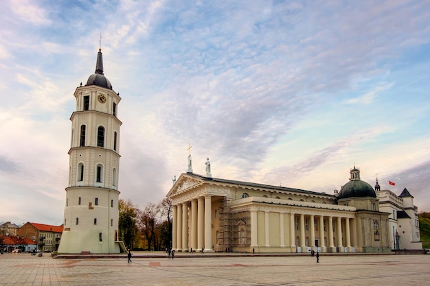 Catedral Basílica de Vilnius Lituânia de St Stanislaus e St Vladislav na Praça da Catedral com campanário