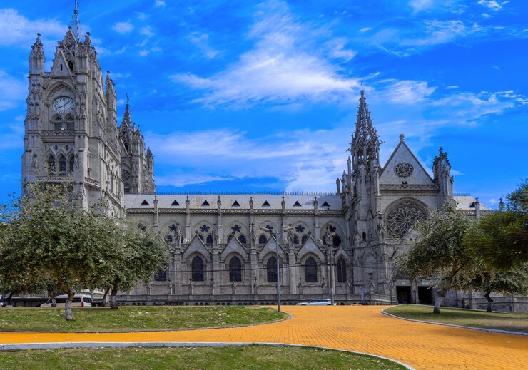 Foto catedral basílica do voto nacional no centro histórico de quito equador igreja católica romana