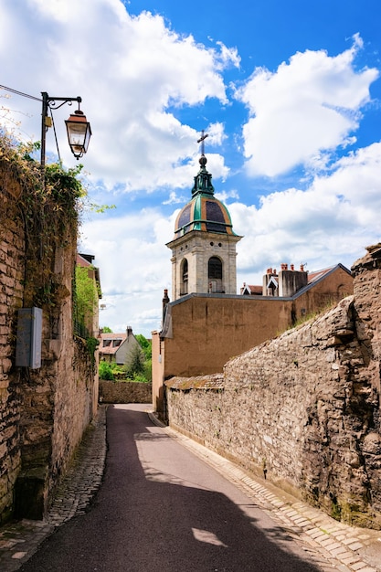 Catedral de Besancon en el casco antiguo de Besancon de Bourgogne Franche-Comte, región de Francia. Ver en la Iglesia de San Juan y la calle en la ciudad francesa. Paisaje urbano con punto de referencia y cielo azul en primavera.