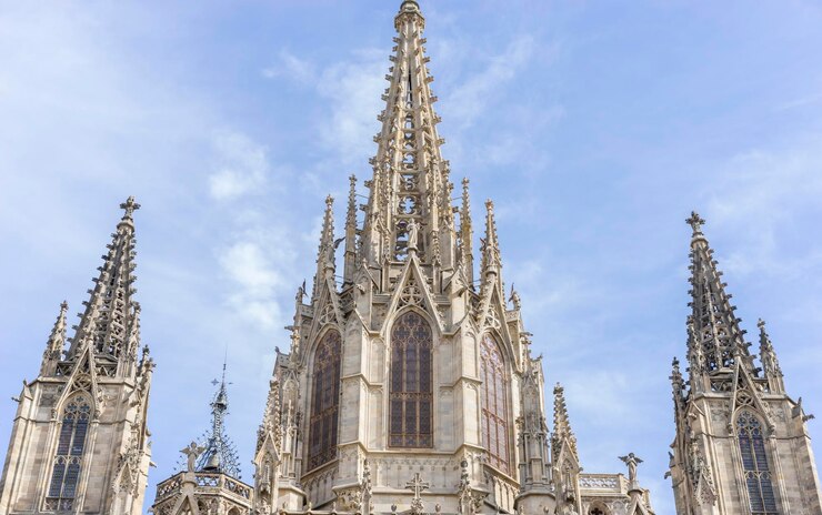 Foto catedral católica gótica fachada barcelona catalunha espanha. construído em 1298.
