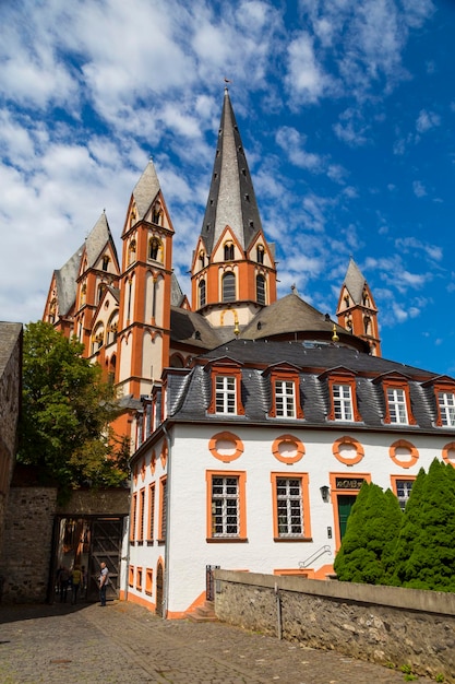 Catedral católica limburger dom da cidade antiga limburg an der lahn alemanha vista geral exterior contra um céu azul nublado atração turística