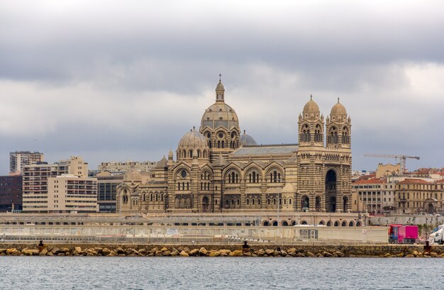 Foto catedral católica romana de marselha na frança