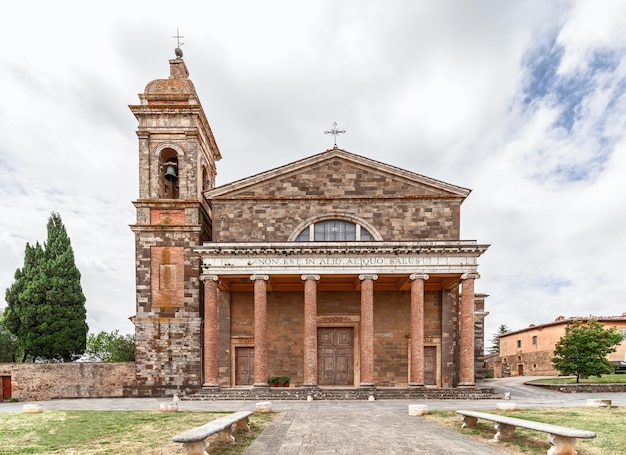 Foto catedral católica romana medieval del santo salvador con fachada neoclásica en montalcino italia