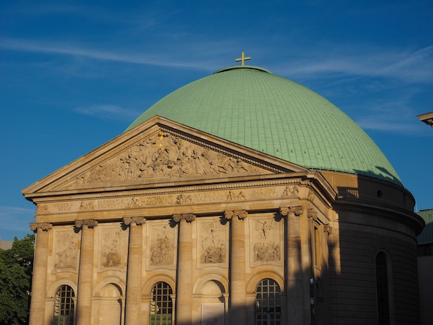 Catedral católica de St Hedwigs en Berlín.