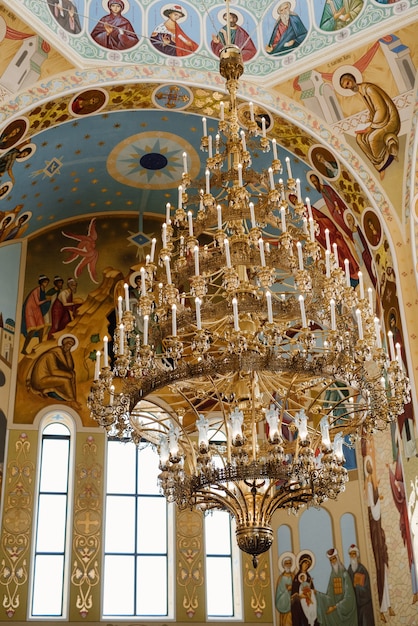 Catedral clássica da igreja ortodoxa com ícones e altar