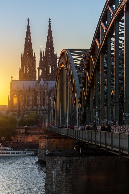 Catedral de colonia al atardecer