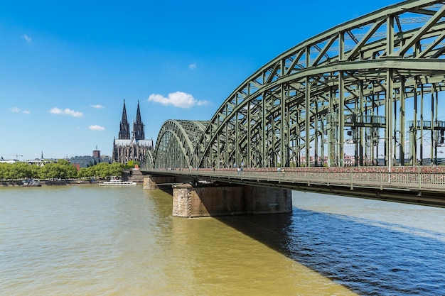 Catedral de Colonia con puente Hohenzollern