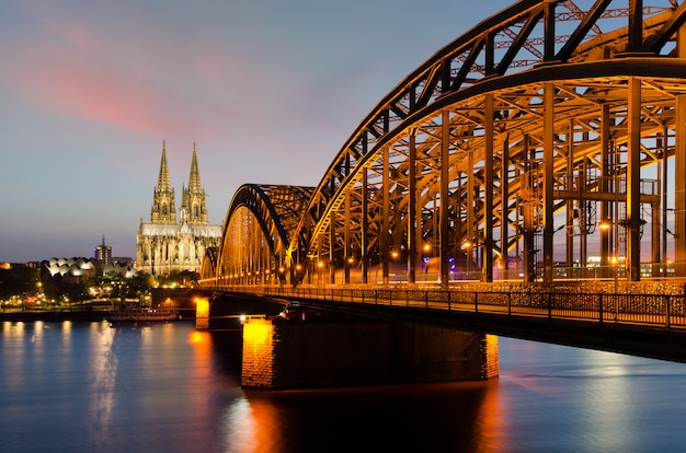 Foto catedral de colonia con el río rin y hohenzollern