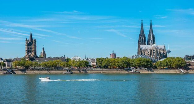 Catedral de Colonia y el río Rin en verano