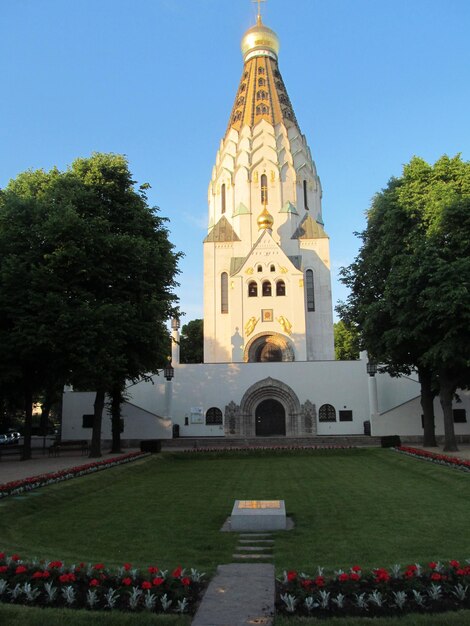 Foto catedral contra el cielo azul claro