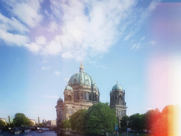 Catedral contra el cielo en la ciudad