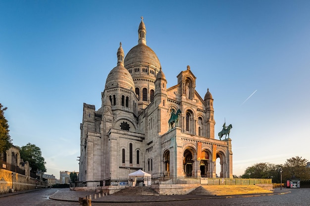 Catedral contra o céu claro