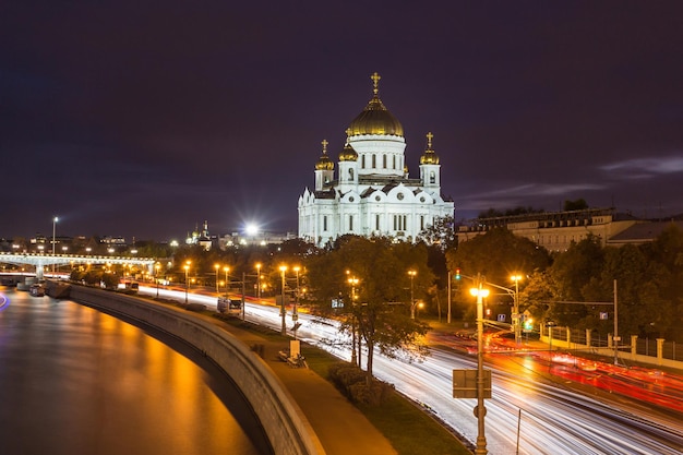 La Catedral de Cristo Salvador en Moscú, senderos de automóviles y el río Moscú en la noche