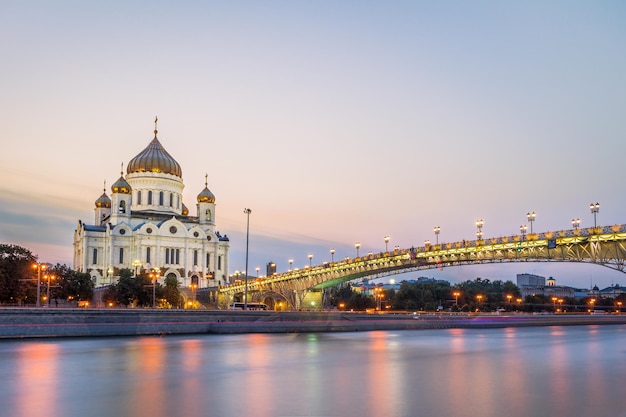 La Catedral de Cristo Salvador, el puente Patriarshy y el río Moskva en una puesta de sol