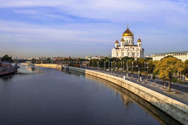 Catedral de Cristo Salvador y río Moskva por la mañana