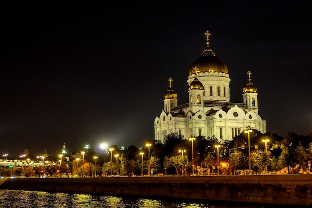Catedral de Cristo Salvador y el río Moskva en la noche