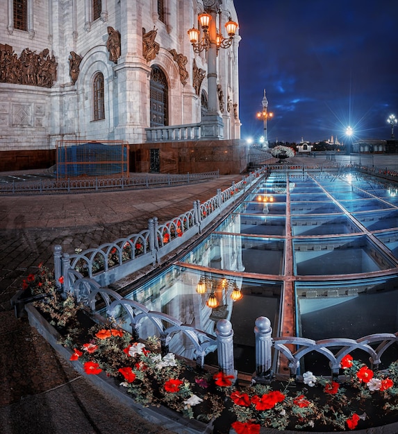 Catedral de Cristo Salvador y el techo de cristal del pabellón en Moscú