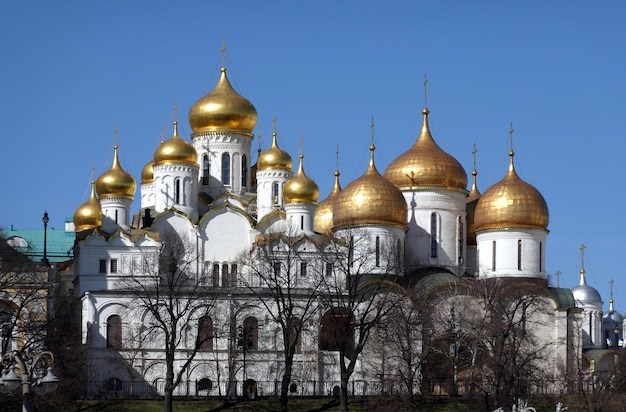 Catedral da Assunção e Catedral da Anunciação com cúpulas douradas na arquitetura do Kremlin