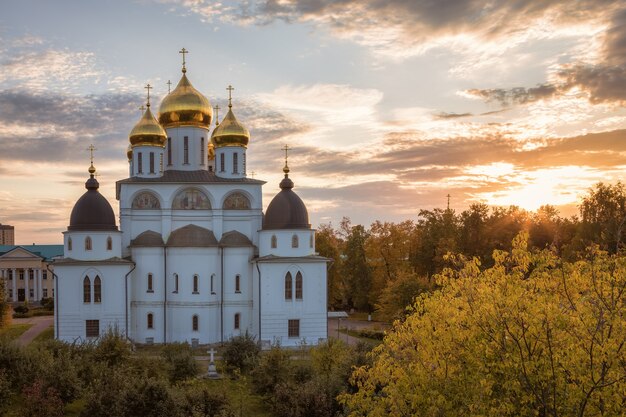 Catedral da assunção no kremlin de dmitrov. uma das principais atrações arquitetônicas de dmitrov construída no início do século xvi. dmitrov, rússia