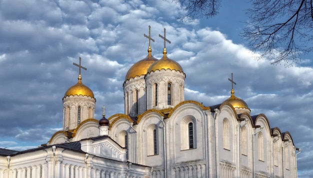 Catedral da Dormição (Catedral da Assunção) e torre sineira em Vladimir, Rússia