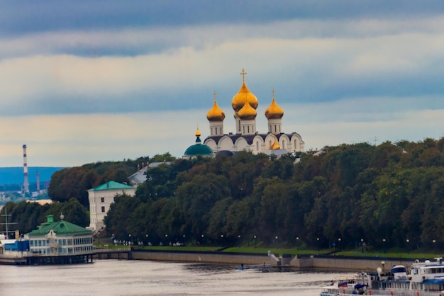 Catedral da Dormição na Seta na confluência do rio Volga e do rio Kotorosl em Yaroslavl Rússia