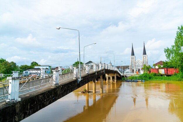 Catedral da Imaculada Conceição com ponte Niramon em Chanthaburi na Tailândia