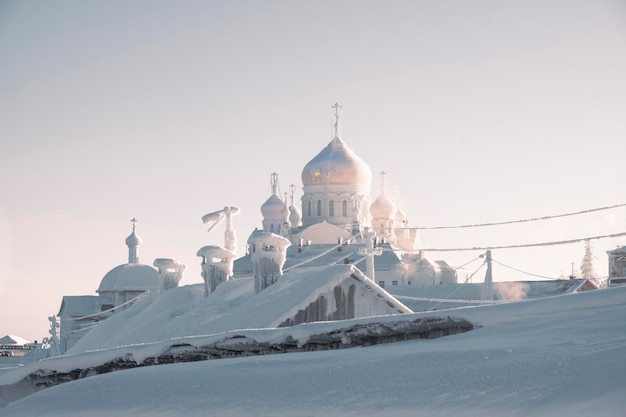 Catedral da Santa Cruz na região de White Mountain Perm Belogorsky mosteiro Rússia