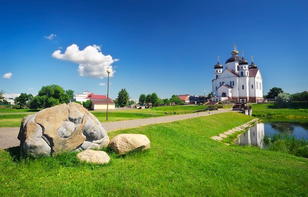 Catedral da Transfiguração Ortodoxa na margem do rio Oksna em Smorgon, Bielo-Rússia