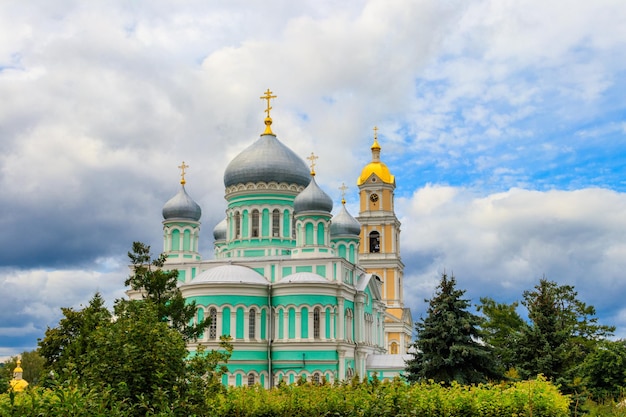 Catedral da Trindade e torre do sino da Santíssima TrindadeSaint SeraphimDiveyevo convento em Diveyevo Rússia