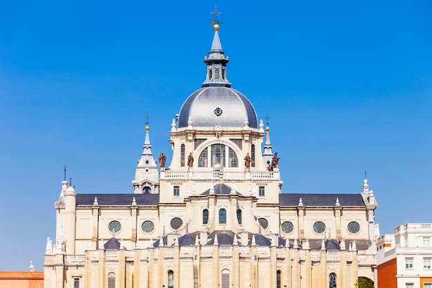 Catedral de Almudena ou Santa Maria la Real de La Almudena é uma igreja católica em Madrid, Espanha