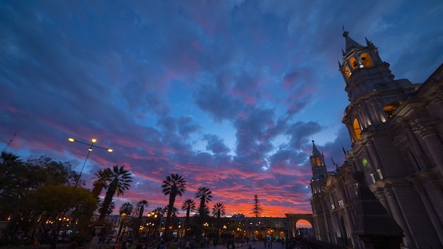 Catedral de Arequipa, Peru, céu deslumbrante ao entardecer