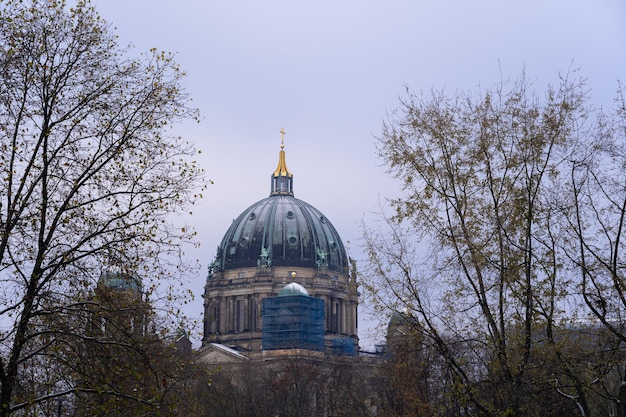 Catedral de Berlim nevado com árvores de outono