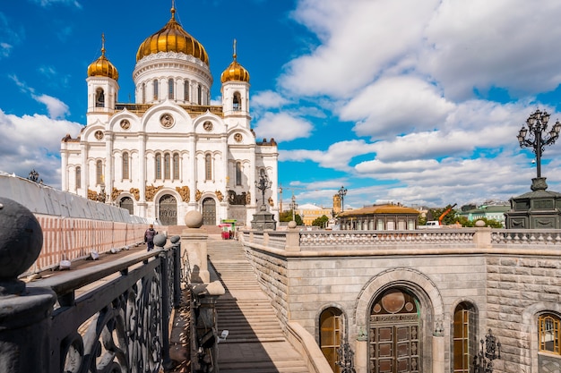 Catedral de Cristo Salvador contra um céu azul com nuvens em Moscou, Rússia