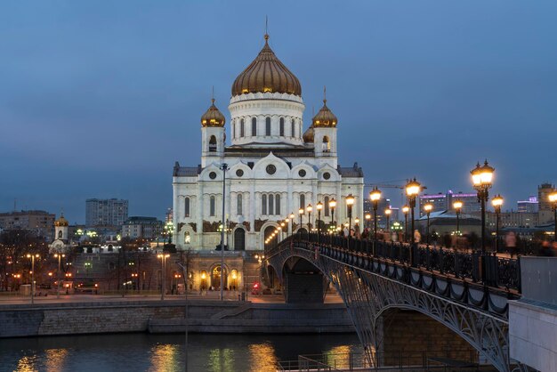 Catedral de Cristo Salvador e a Ponte Patriarcal do Rio Moskva Moscou Rússia