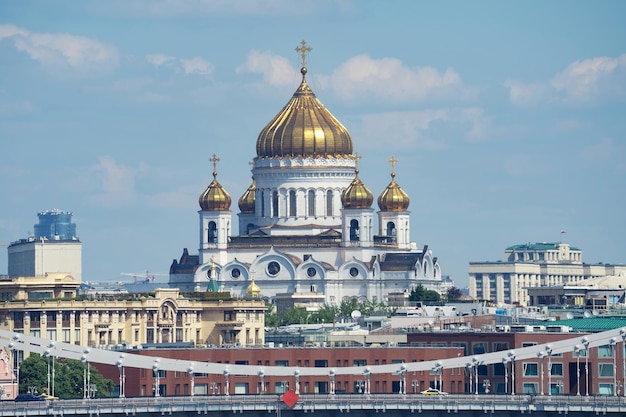 Catedral de Cristo Salvador em Moscou close-up no fundo de edifícios modernos, Rússia