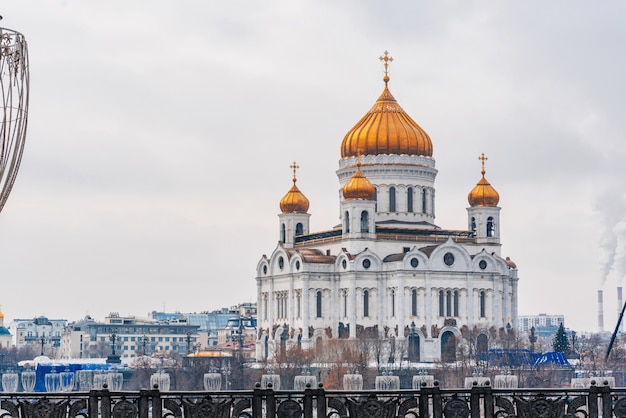 Catedral de Cristo Salvador em Moscou, Rússia, em um dia de inverno sob um céu nublado