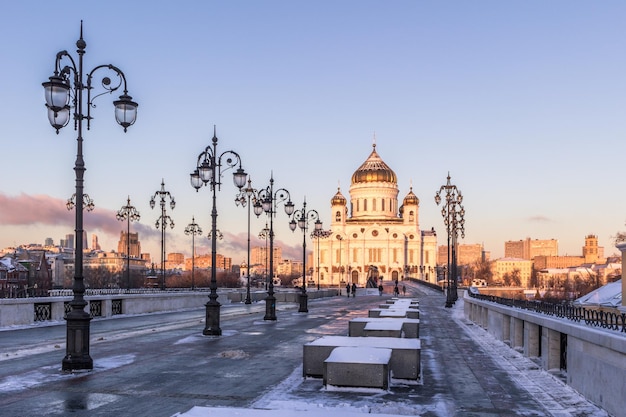 Catedral de cristo salvador, postes de luz e céu azul claro na manhã fria de inverno. vista da ponte patriarshy. moscou, rússia