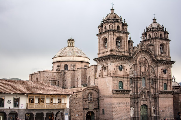 Catedral de Cusco contra o céu na cidade