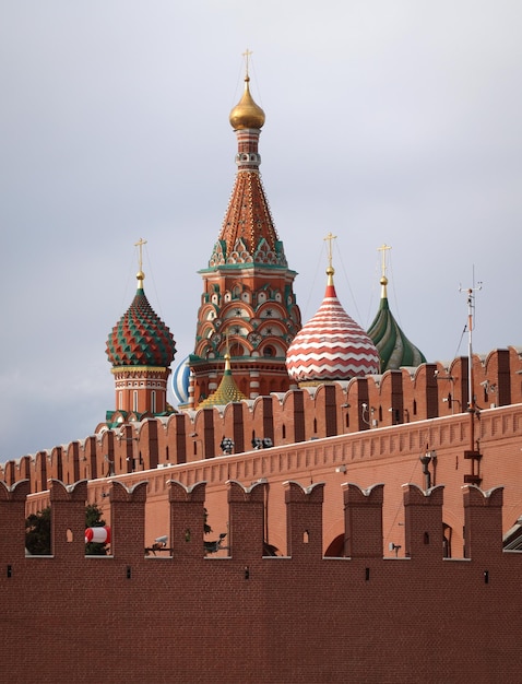 Foto catedral de intercessão na praça vermelha em moscou vista por trás do muro do kremlin em dia nublado